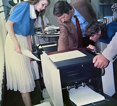 Marianne Smits legt de werking van een nieuw topmodel Matrix Printer uit.